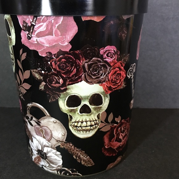 Halloween 2 Wick Candle Skull Roses Keys Locket - Picture 2 of 7